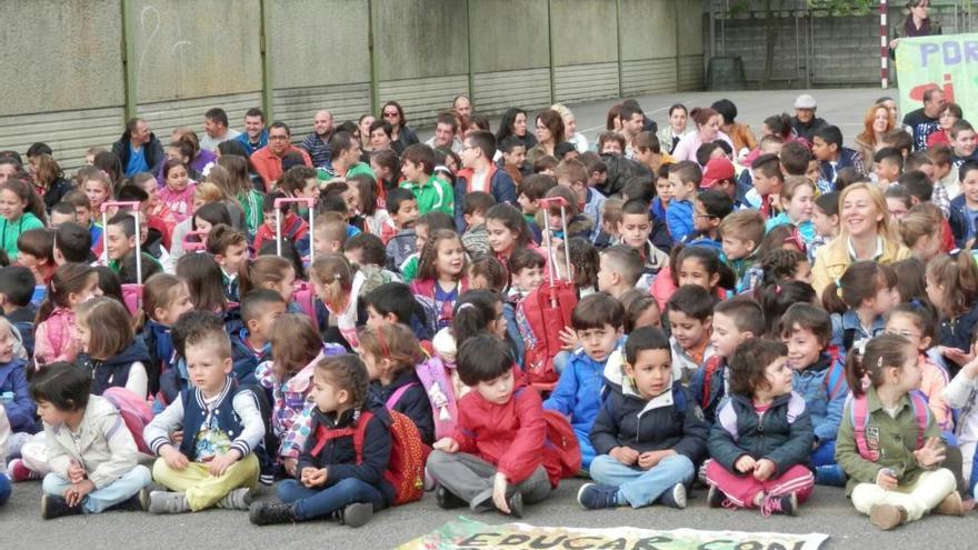 Sentada de protesta en el colegio El Bosquín de El Entrego por el recorte de aulas