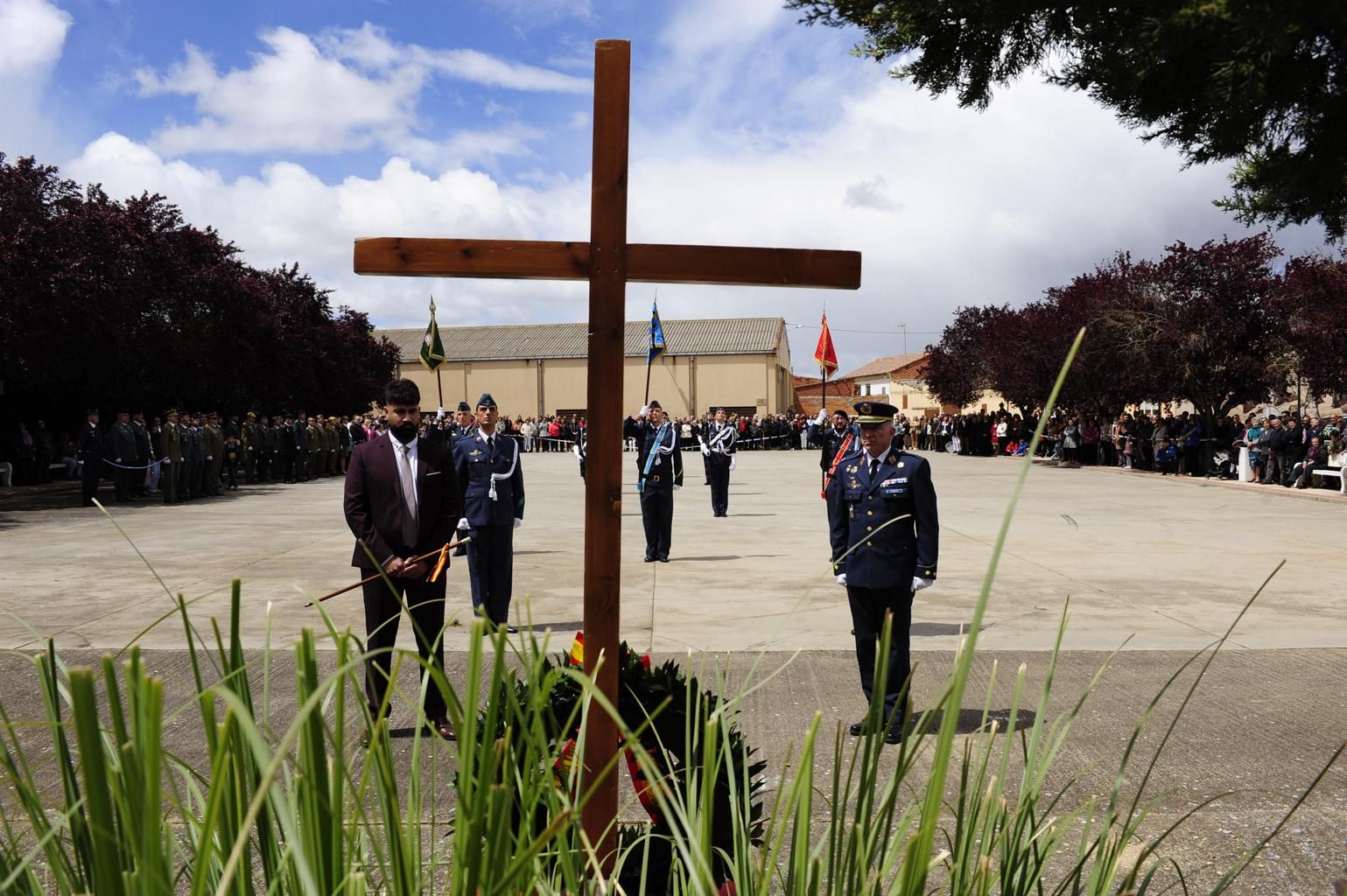Izado de bandera en Burganes de Valverde