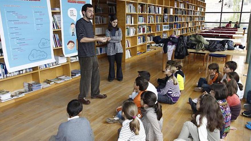 Los traductores Arturo Peral y Clara Ministral explican su labor a escolares del colegio «San José».