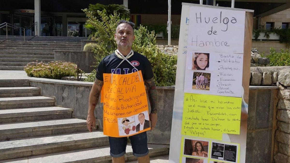 Alejandro Ortiz, en julio pasado, durante una protesta ante el Ayuntamiento de Calvià. | JUAN LUS IGLESIAS