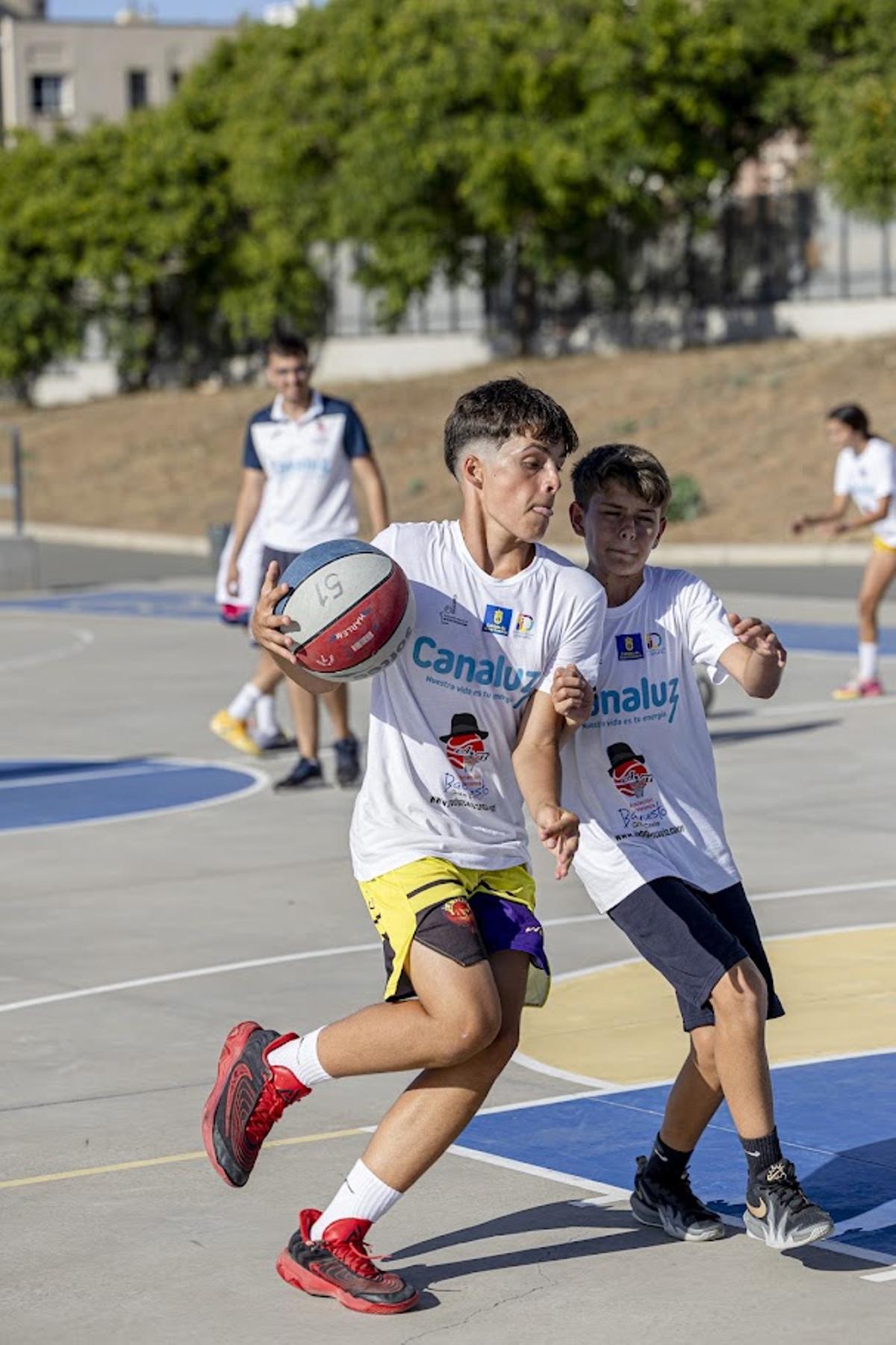 El XI Clínic de Verano de Baloncesto Canaluz vivió una de sus jornadas más especiales al compartir pista con los integrantes de la Asociación Felices con Narices