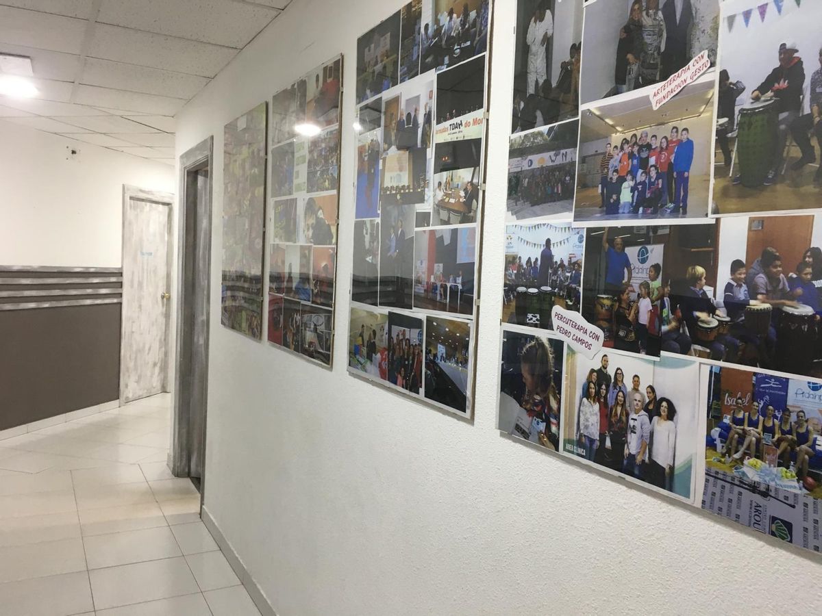 Fotografías en la sede de ADAHPO recopilando el trabajo de todos estos años.