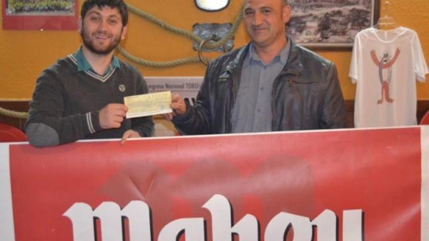 El momento d e la entrega del cheque de 2.200 euros.