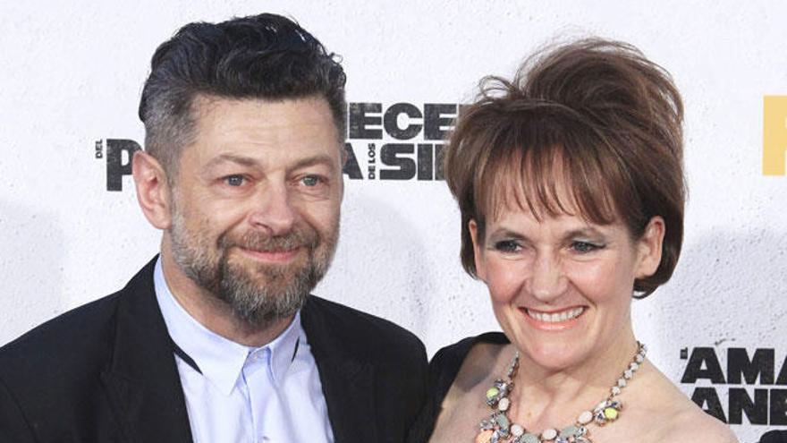 El actor Andy Serkis y su esposa.