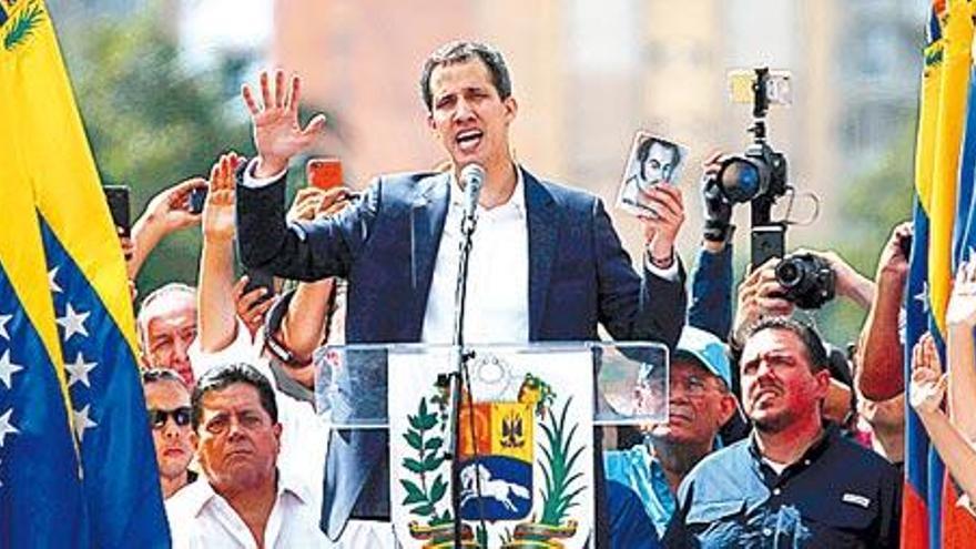 Juan Guaidó desafía en las calles a Maduro y jura como presidente interino