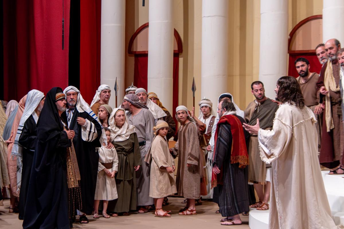 Jesús se dirige al pueblo de Jerusalén en el templo.