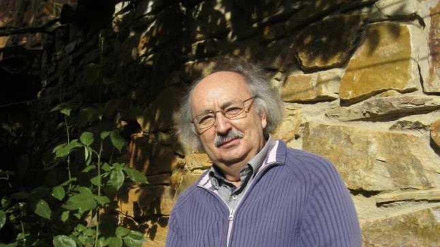 El poeta Antonio Colinas, ayer, en el patio de su casa de Fuente Encalada.