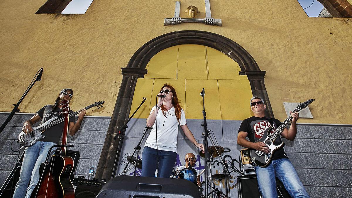 Un grupo actúa ante las ruinas de San Agustín, durante una edición de la Fiesta de la Música.