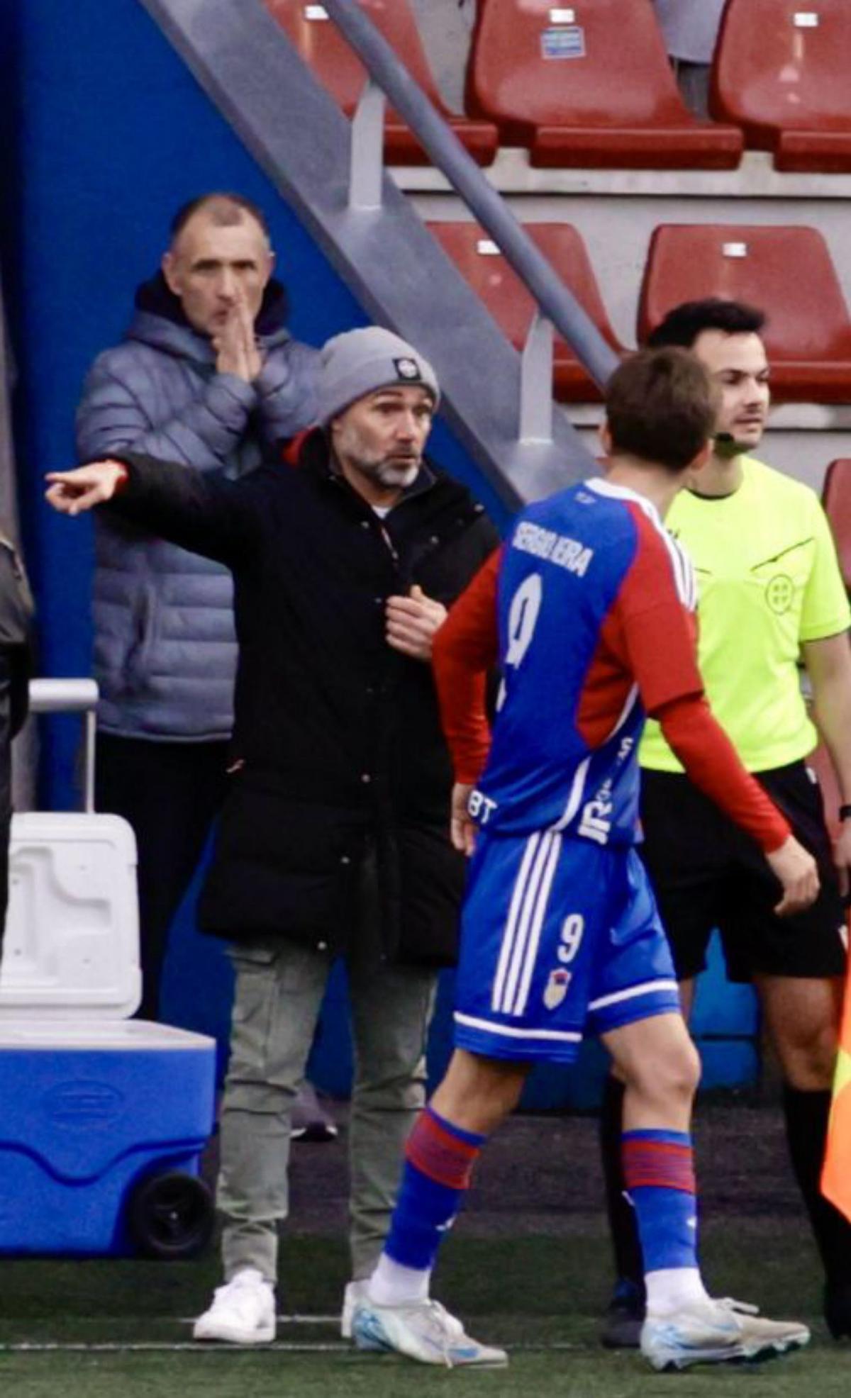A la izquierda, Manel da instrucciones a Sergio Neira. A la derecha, una disputa entre el local Pablo Pérez y el visitante Xabi Campos. | JUAN PLAZA
