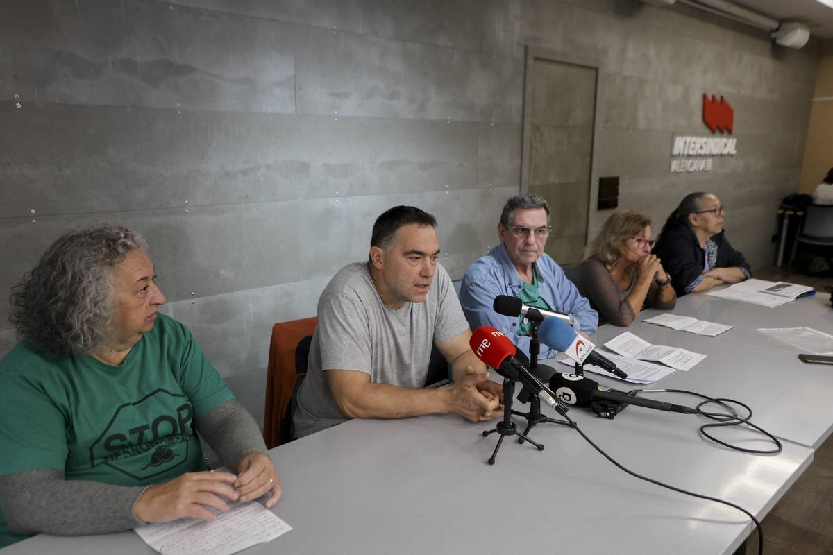 Afectados por el acoso inmobiliario de los fondos buitre junto a representantes de PAH Valencia.