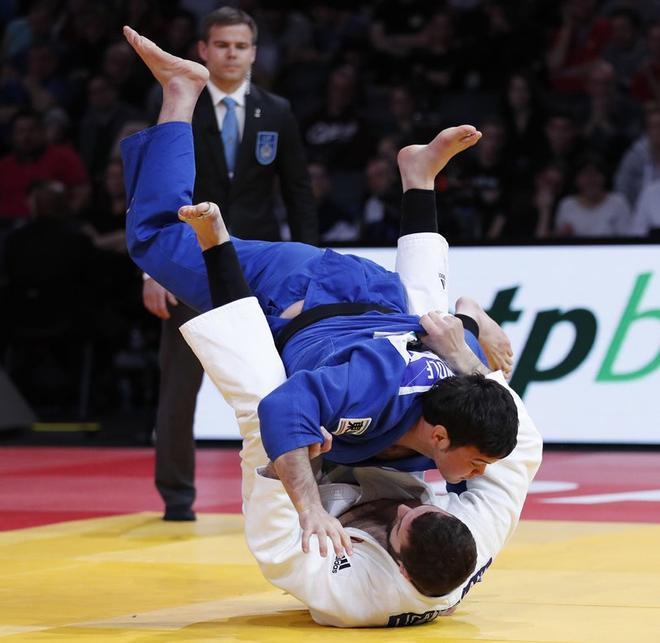 Varlam Liparteliani de Georgia (blanco) en acción con Aaron Wolf de Japón (azul) durante la final masculina de judo de 100 kg, durante el torneo de judo de Grand Slam de París.