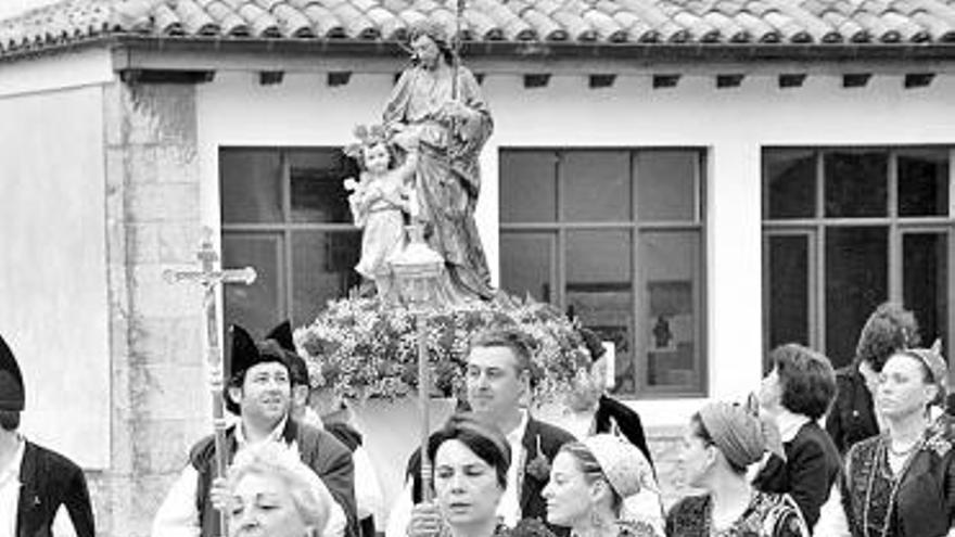 Mozas vestidas de llaniscas custodian a San José a la salida de la Iglesia.