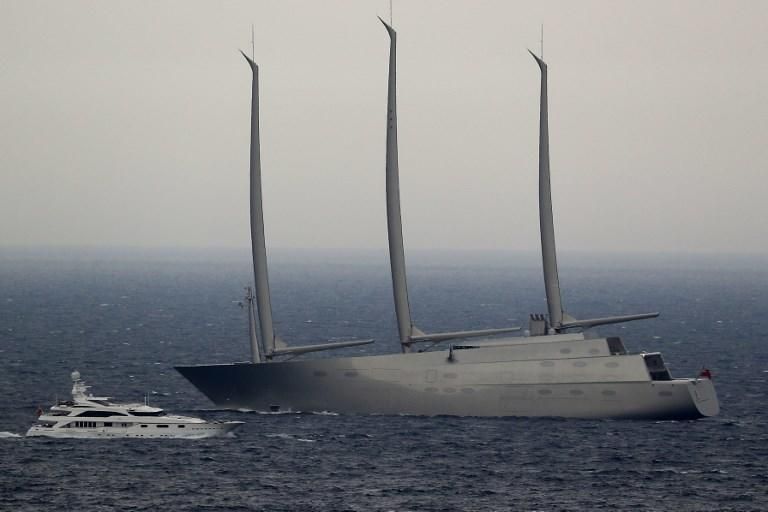 El yate de vela más grande del mundo navega frente a Mónaco durante el GP de fórmula uno/ AFP PHOTO / VALERY HACHE