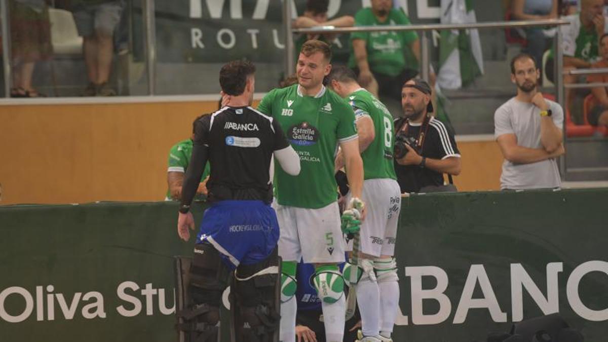 César Carballeira habla con Blai Roca tras perder la final de la OK Liga ante el Igualada.