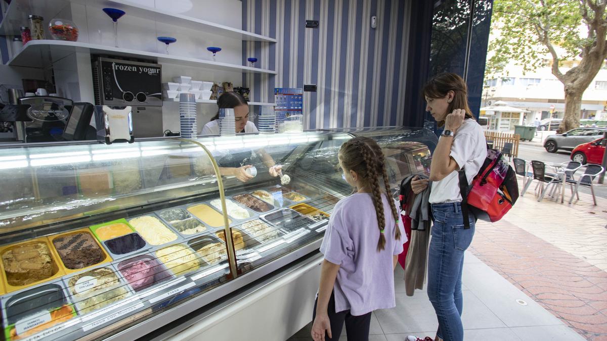 Una mujer y una niña compran helado en Xàtiva.
