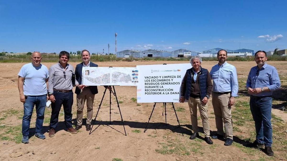 El comisionado para la reconstrucción, Raúl Mérida, con el alcalde, Guillermo Luján, en el punto de acopio.