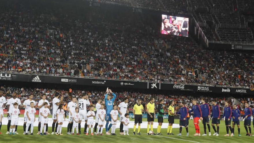 La Liga denuncia insultos contra Piqué y Shakira en el Valencia - Barcelona