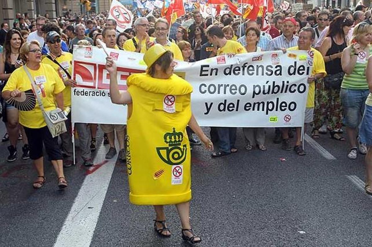 Els funcionaris de Correus, en la multitudinària protesta per Via Laietana.
