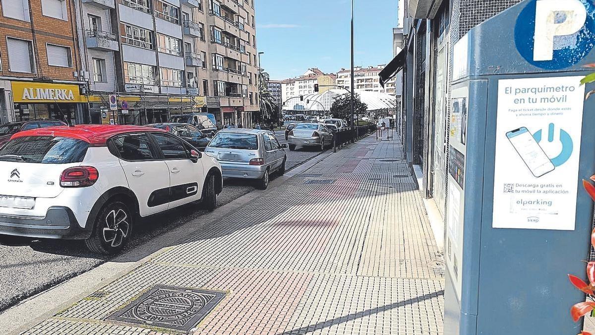 Uno de los puntos de la calle Alcalde Parrondo con zona azul en Pola de Siero.
