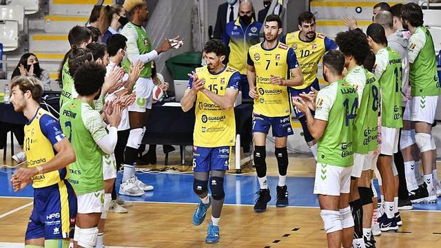 Los jugadores del Palma hicieron ayer el pasillo de honor al Guaguas como campeón de la Copa del Rey. | | VÓLEY PALMA
