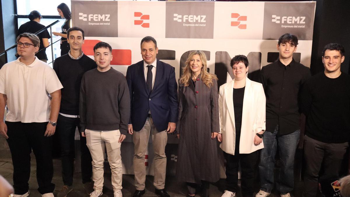 El presidente de la FEMZ, Benito Tesier, y la vicepresidenta de Aragón, Mar Vaquero, con los ganadoeres de los Premios 'Metalizate'.