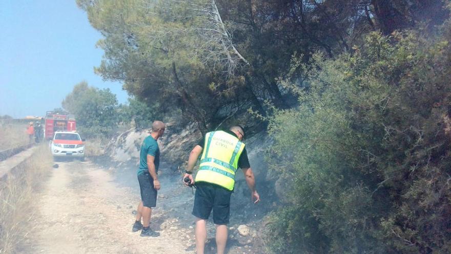 Las brigadas sofocan el fuego en el Montgó en Xàbia. Foto: A. P. F.