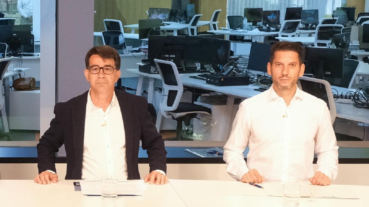 El futuro alcalde de San Vicente, el popular Pachi Pascual -izq-, y el líder de Vox, Adrían García, en el detate de Información TV