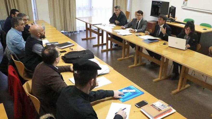 Reunión de ayer en Santiago del comité de huelga de Justicia y representantes de la Xunta.  // X. Álvarez