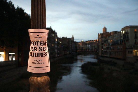 Enganxada de cartells a Girona a favor del referèndum