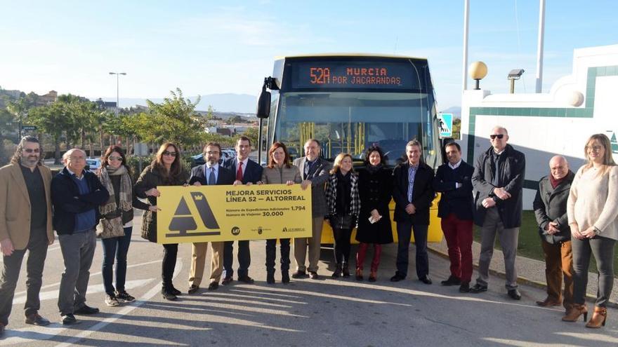 El consejero de Presidencia y Fomento, con representantes de la Urbanización Altorreal, empresarios y miembros del Consistorio de Molina.