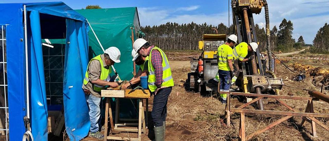 Operarios de Geonor, durante el inicio de las prospecciones del proyecto Corcel.