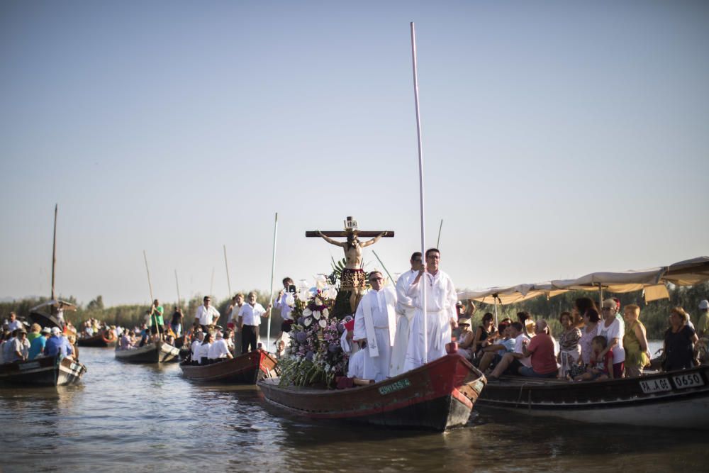 El Cristo del Palmar surca las aguas de l'Albufera