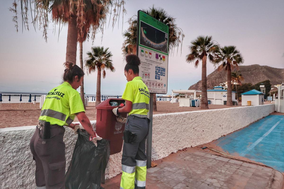 Personal municipal de limpieza en la playa de Las Teresitas.