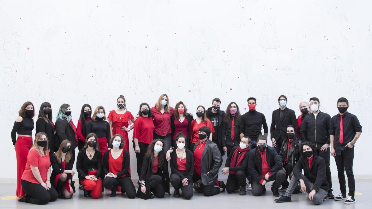 Los componentes del Coro Joven de Gijón, en un ensayo.