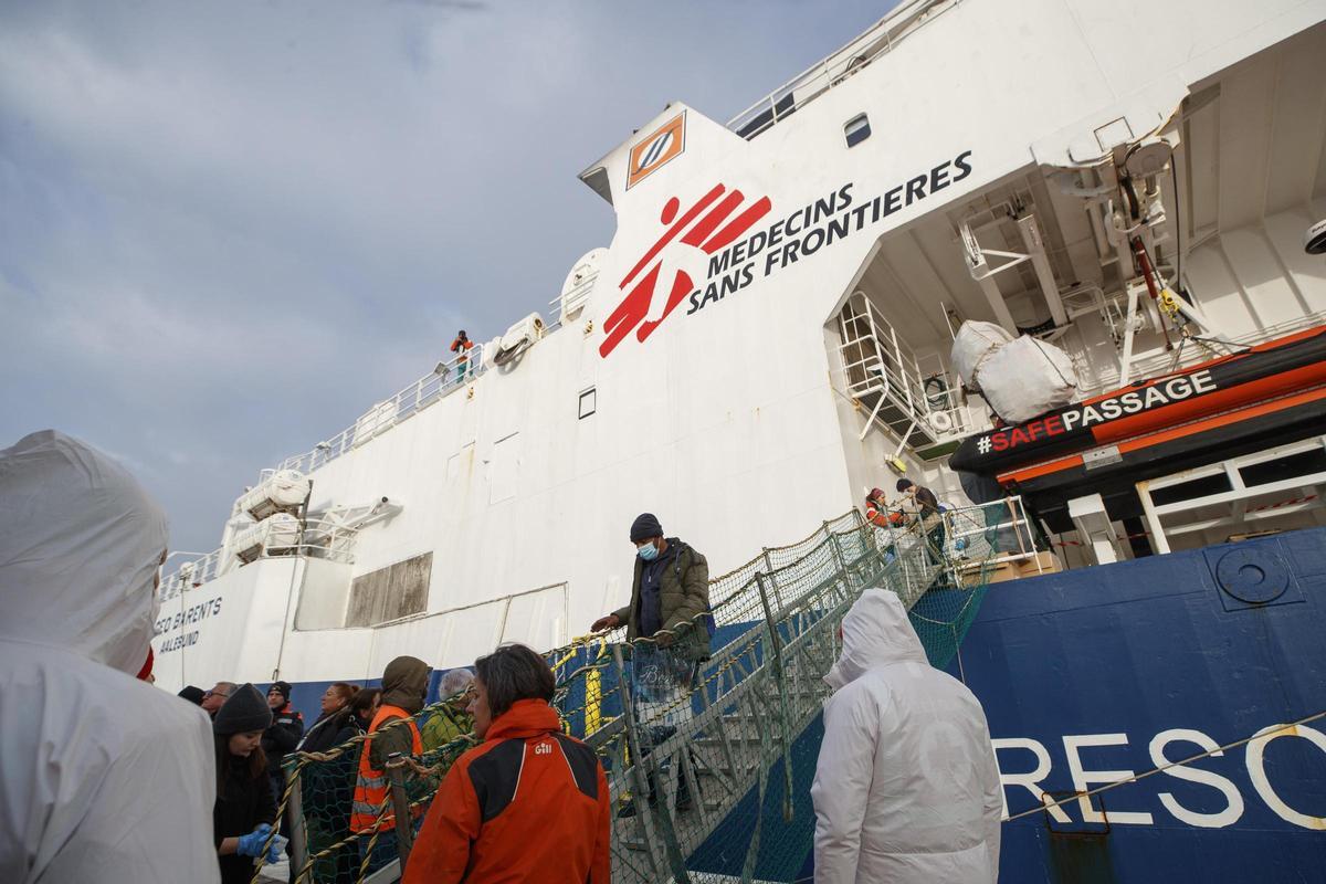 El Geo Barents con 336 inmigrantes rescatados a bordo llega al puerto de Rávena (Italia)