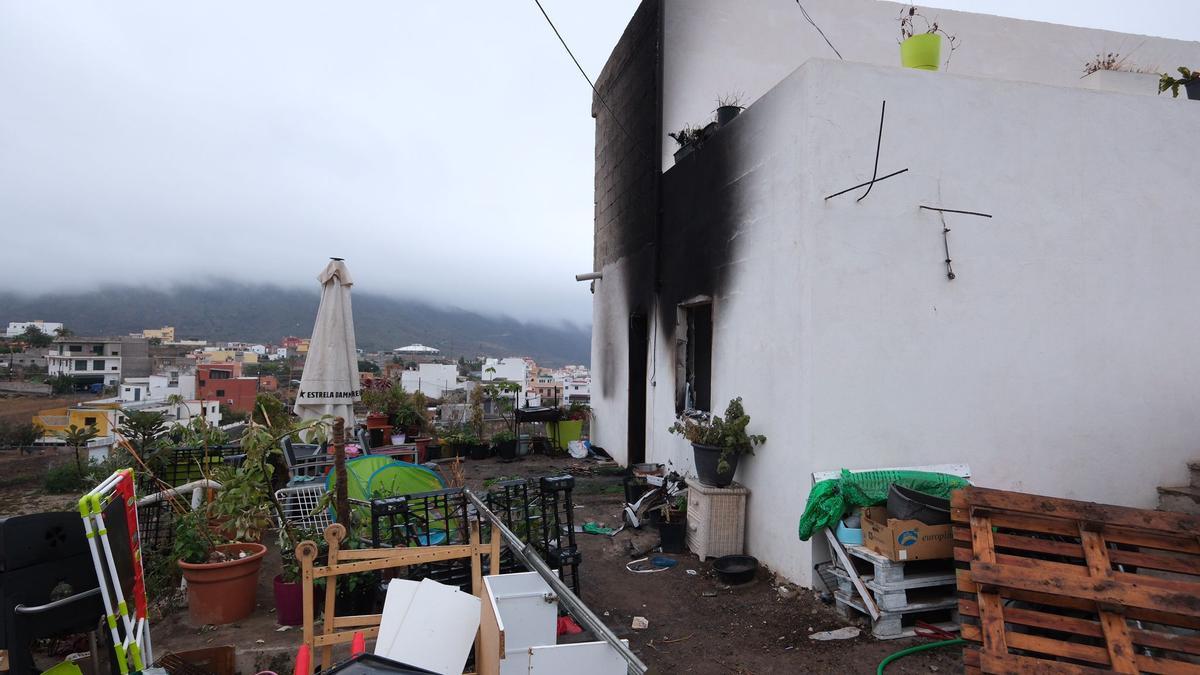 Una mujer, en coma y su hijo de cuatro años, herido tras incendiar su pareja su vivienda en Tenerife