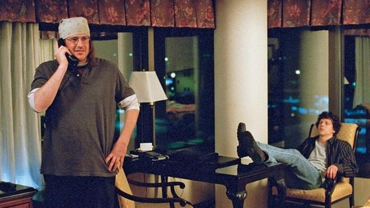 Jason Segel, como Foster Wallace (con su eterna bandana en la cabeza, y Jesse Eisenberg, en un momento del filme.