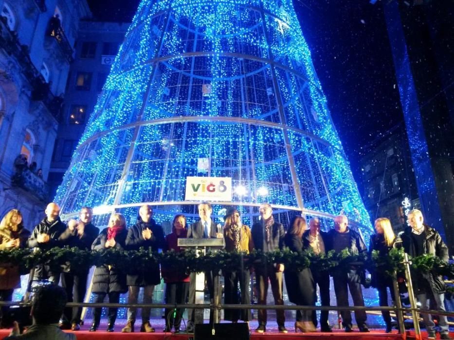 Ya es Navidad en Vigo: 10 milllones de luces para marcar una historia. // A. Villar | J. Lores | J. Álvarez | C. Delgado