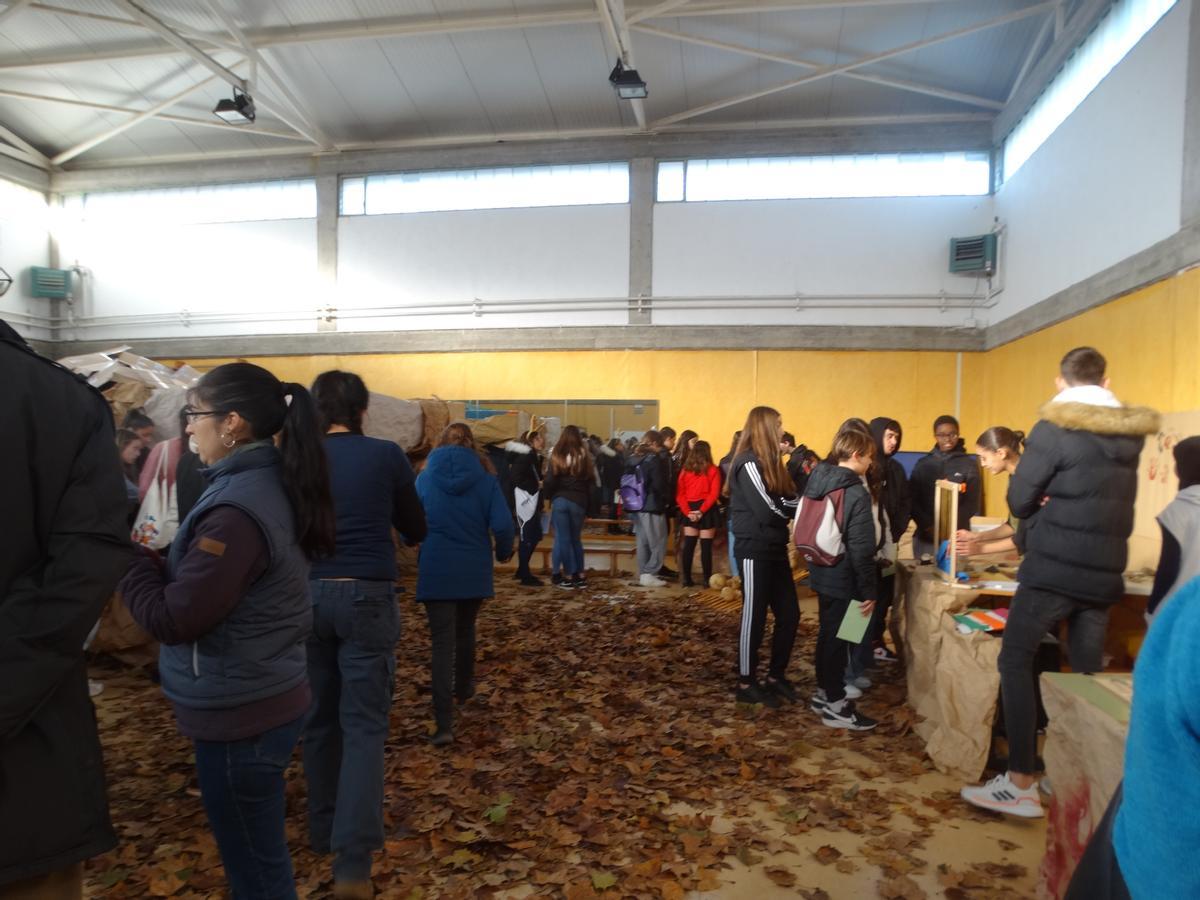 Visitas al gimnasio para conocer la cueva y los distintos stands del proyecto.