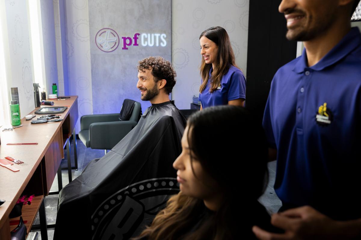 Servicio de peluquería en el Planet Fitness de Sabadell, que pronto sumará sede en Barcelona.