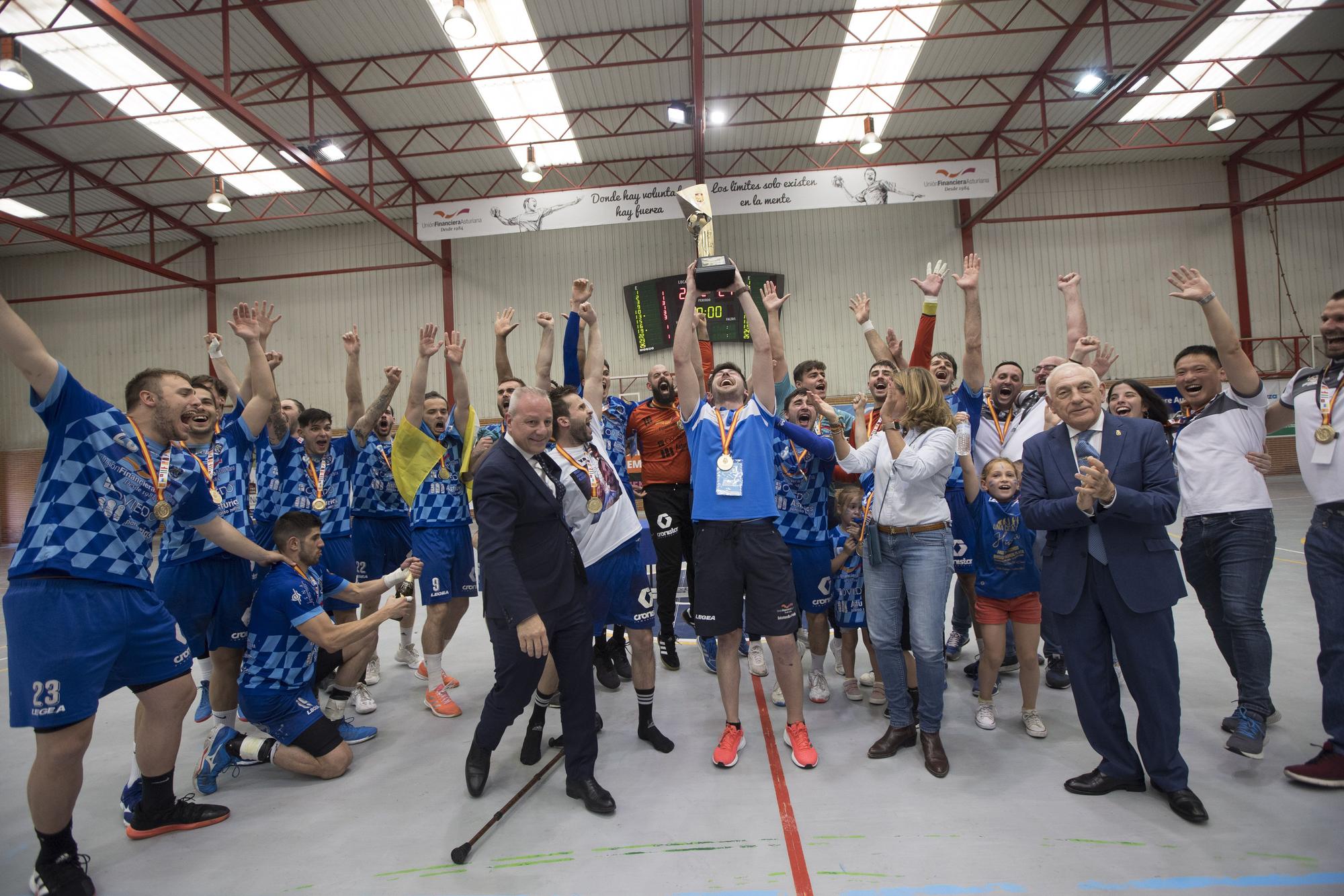 EN IMÁGENES: El Unión Financiera Base Oviedo asciende a División de Honor Plata en una fiesta del balonmano
