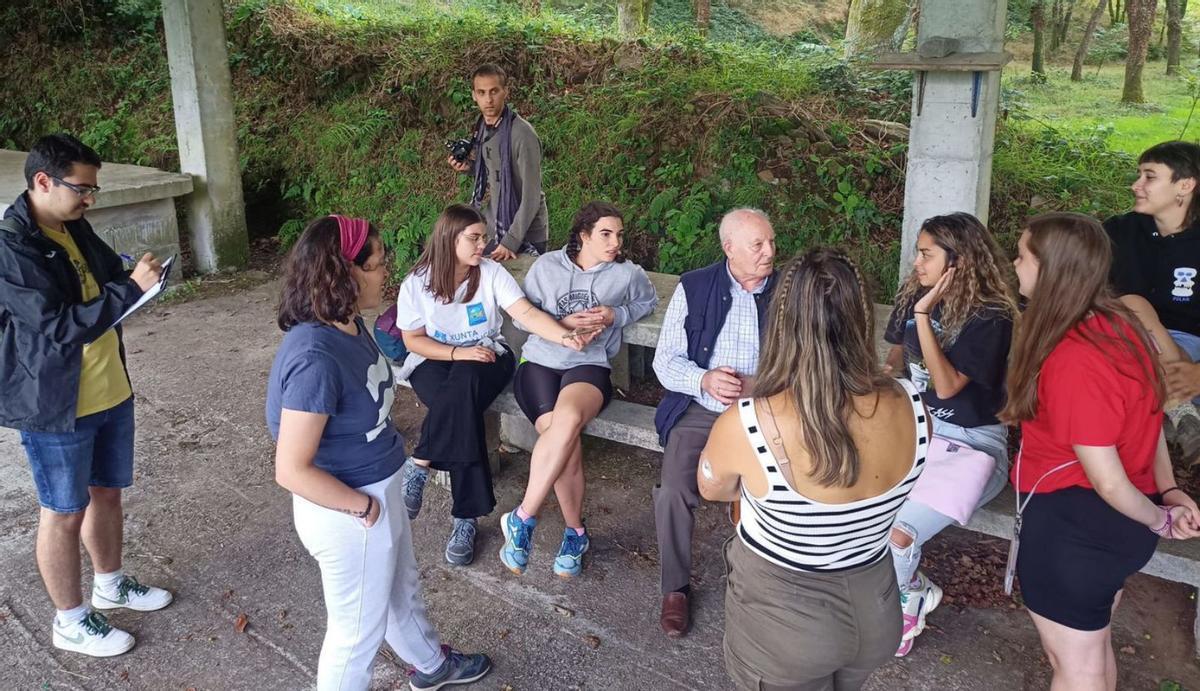 Integrantes do Campo de Voluntariado A Braña da Serra de Santa Comba conversan con Mourelle / concello