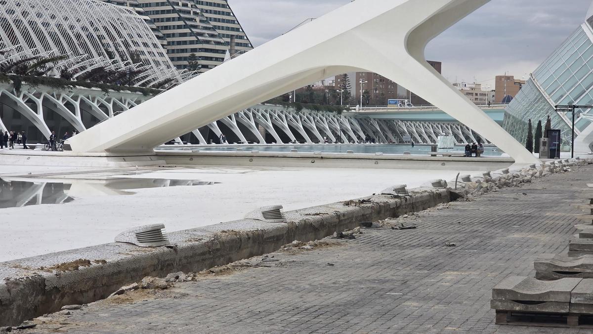 Obras en el entorno del estanque.