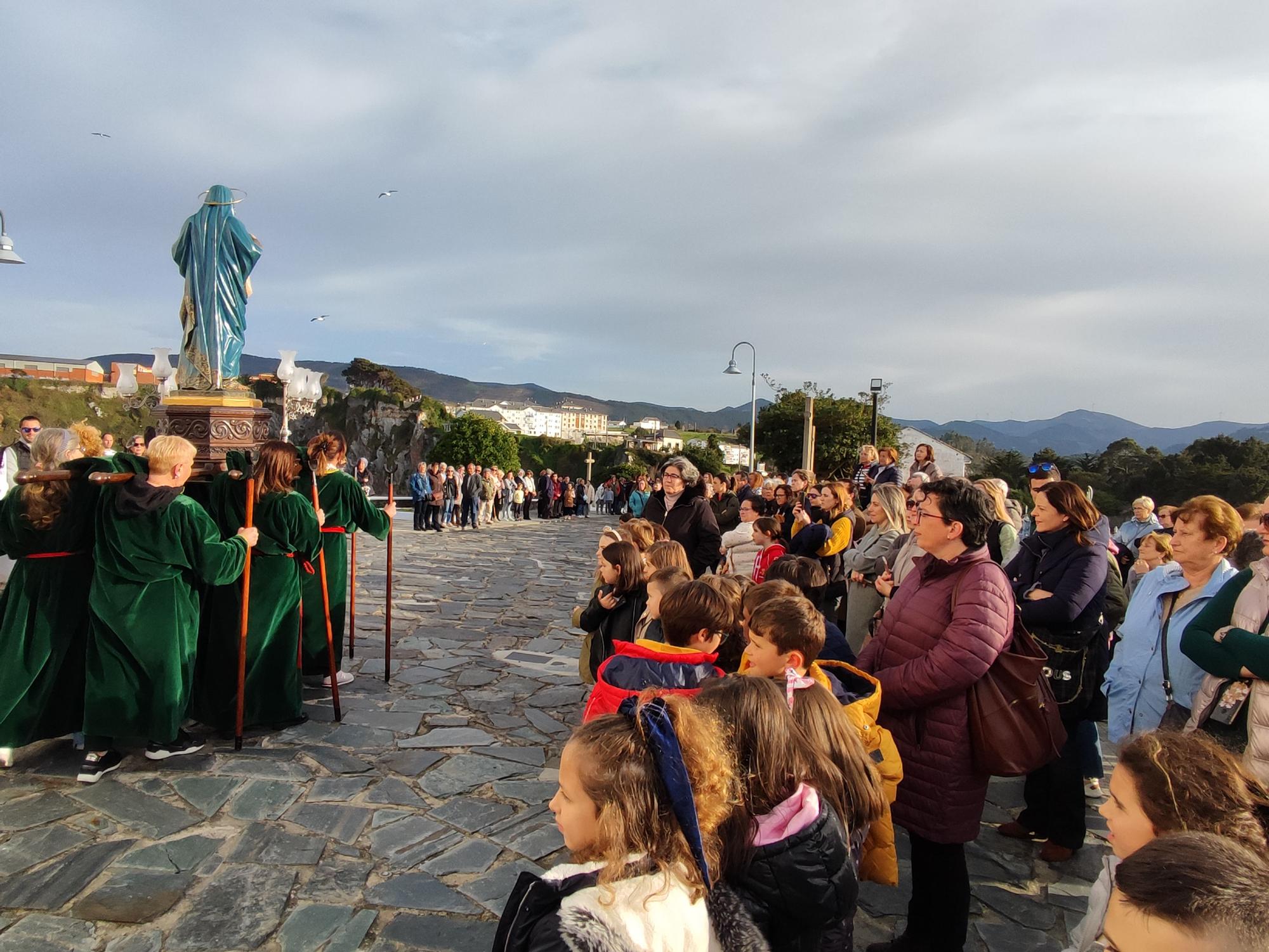 Así fue la procesión de bajada que abre la Semana Santa de Luarca