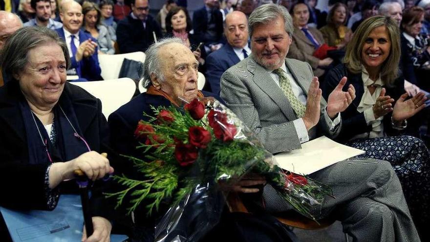 El escritor Rafael Sánchez Ferlosio, ayer, junto a su mujer, Demetria, y el ministro de Cultura.