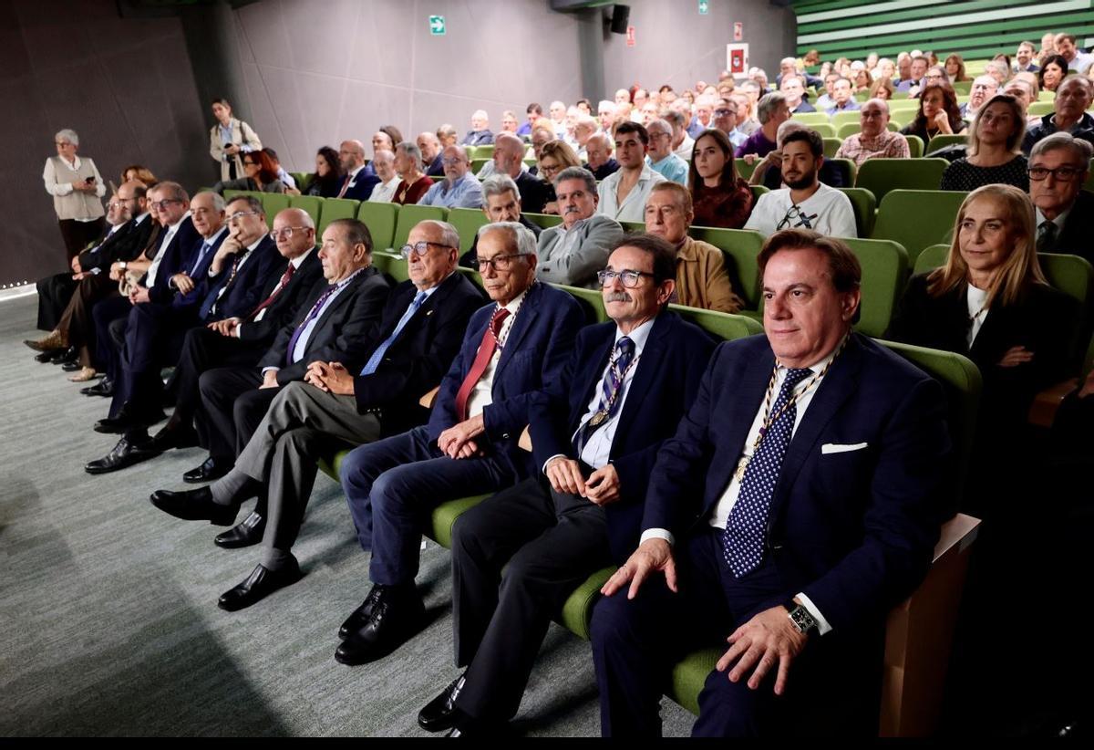 Asistentes al ingreso del doctor Guzmán en la Real Academia de Medicina.