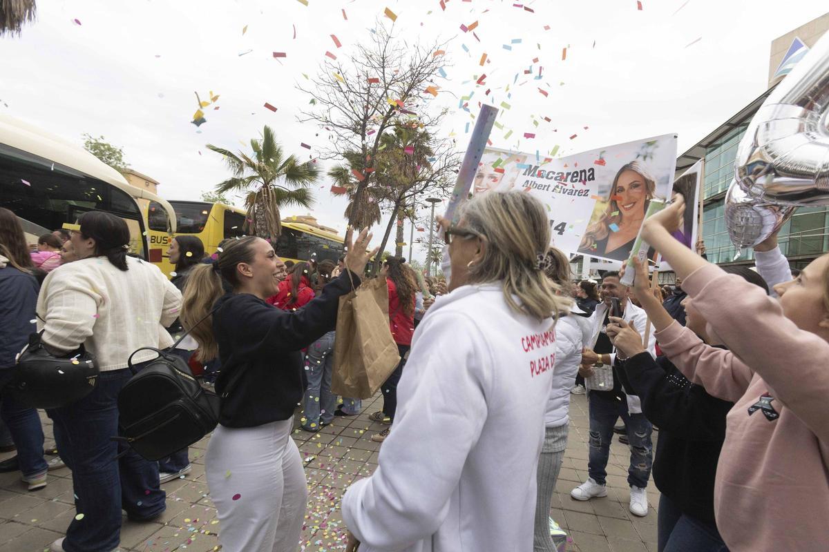 Las candidatas regresan a Alicante arropadas por una emotiva bienvenida de foguerers, en imágenes Las candidatas regresan a Alicante arropadas por una emotiva bienvenida de foguerers, en imágenes