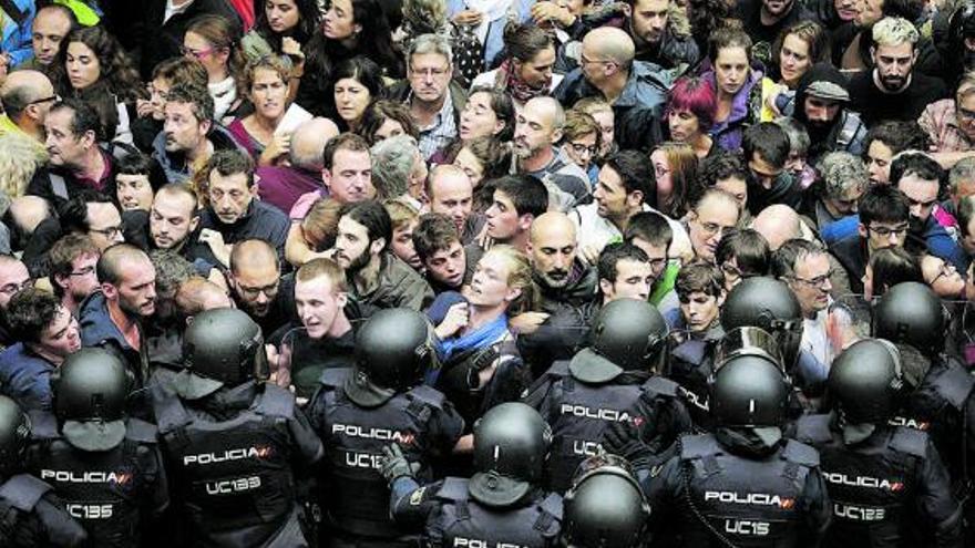 Antidisturbios forman un cordón de seguridad el 1-0. |   // ALBERTO ESTÉVEZ