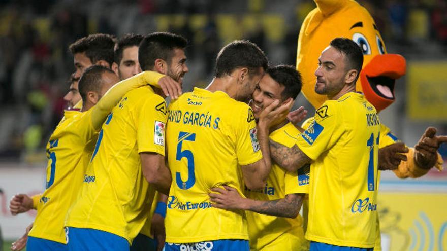 Los jugadores de la UD Las Palmas celebran con Jonathan Viera el gol que anotó al Getafe.