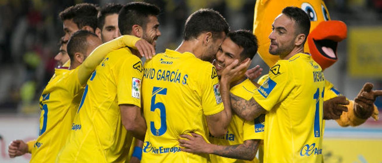 Los jugadores de la UD celebran el tanto anotado por Jonathan Viera en la victoria sobre el Getafe.